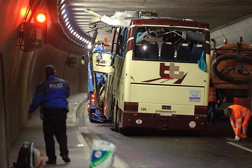 Horror-Unfall in der Schweiz: Die Bilder vom verunglückten Bus. Bei dem Crash kame 28 Menschen ums Leben - darunter 22 Kinder