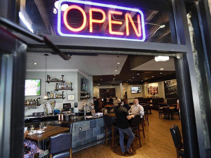 In Texas dürfen Restaurants, Kinos und Einzelhändler in begrenztem Umfang wieder öffnen.