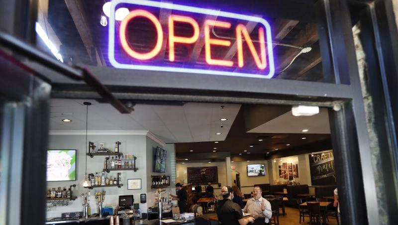 In Texas dürfen Restaurants, Kinos und Einzelhändler in begrenztem Umfang wieder öffnen. In Texas dürfen Restaurants, Kinos und Einzelhändler in begrenztem Umfang wieder öffnen.
