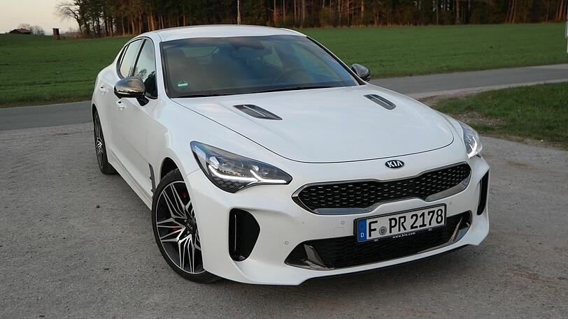 Flach, elegant, kraftvoll: Der Kia Stinger macht auch in unschuldigem Weiß was her.