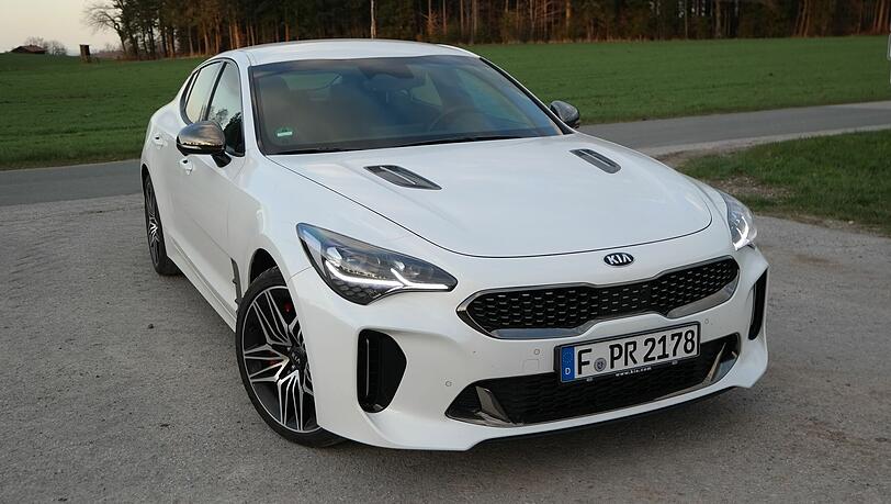 Flach, elegant, kraftvoll: Der Kia Stinger macht auch in unschuldigem Weiß was her. Flach, elegant, kraftvoll: Der Kia Stinger macht auch in unschuldigem Weiß was her.