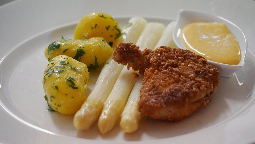 Vierter Gang: Backhendl vom Stubenküken mit Sauce Hollandaise, Stangenspargel undneuen Kartoffeln Vierter Gang: Backhendl vom Stubenküken mit Sauce Hollandaise, Stangenspargel undneuen Kartoffeln