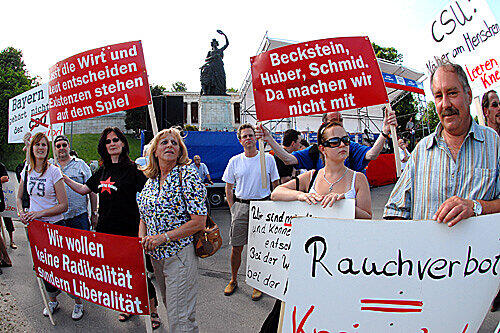 Mit Plakaten und Spruchbändern machten die Teilnehmer der Großkundgebung ihrem Unmut vor der Bavaria Luft.