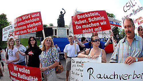 Mit Plakaten und Spruchbändern machten die Teilnehmer der Großkundgebung ihrem Unmut vor der Bavaria Luft. Mit Plakaten und Spruchbändern machten die Teilnehmer der Großkundgebung ihrem Unmut vor der Bavaria Luft.