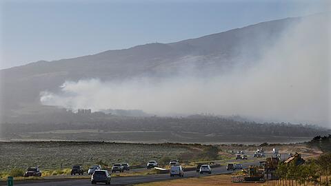 Rauch weht über den Hang des Vulkans Haleakala auf Hawaii von einem Feuer im Landesinneren.
