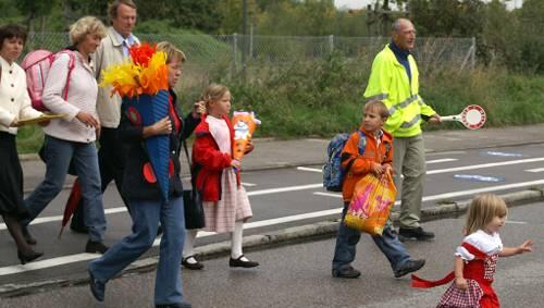 Dank der Arbeit zahlreicher Schülerlotsen ist der Schulweg für viele Münchner Kinder weniger gefährlich. Dank der Arbeit zahlreicher Schülerlotsen ist der Schulweg für viele Münchner Kinder weniger gefährlich.