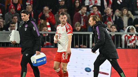 Joshua Kimmich geht nach einer Schulterblessur verletzt vom Platz.