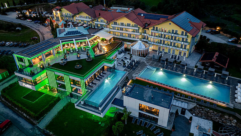 Luftansicht der großzügigen Hotelanlage mit Pools.