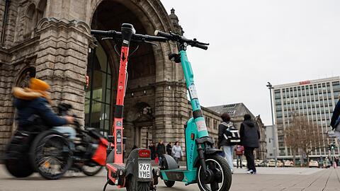 Im Weg herumstehende E-Scooter sind eine potenzielle Unfallquelle und manchmal gar eine t&ouml;dliche Gefahr. (Symbolbild)
