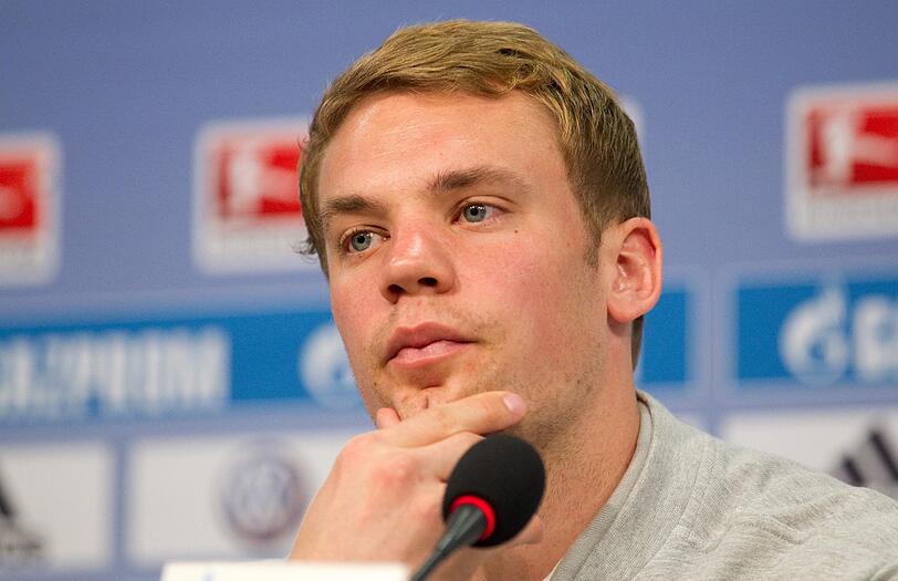 Er ringt mit den Tränen: Manuel Neuer hat auf der Pressekonferenz in Gelsenkirchen seinen Abschied von Schalke verkündet.
