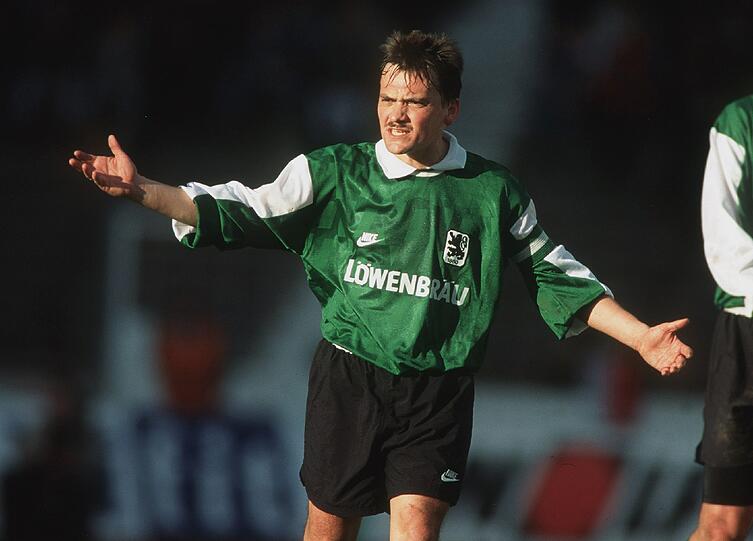 Die 1860-Legende Manni Schwabl im übergroßen grünen Auswärts-Dress. Saison 96/97 beendet der TSV 1860 München auf Platz Sieben.