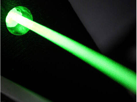 Gefährlicher Streich: Zwei Schüler haben in Unterfranken die Besatzung eines mit 174  Menschen besetzten Flugzeugs mit einem
Laserpointer geblendet. (Symbolbild)