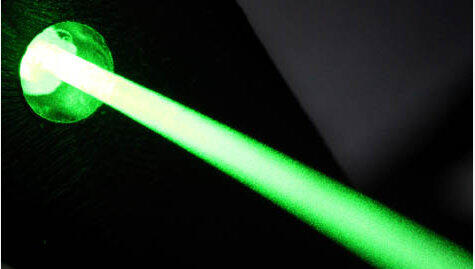 Gefährlicher Streich: Zwei Schüler haben in Unterfranken die Besatzung eines mit 174 Menschen besetzten Flugzeugs mit einem
Laserpointer geblendet. (Symbolbild) Gefährlicher Streich: Zwei Schüler haben in Unterfranken die Besatzung eines mit 174 Menschen besetzten Flugzeugs mit einem
Laserpointer geblendet. (Symbolbild)