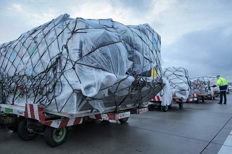 Ein Airbus der Lufthansa brachte laut Angaben der Fluggesellschaft am Sonntag 35 Tonnen Hilfsgüter aus Deutschland auf die Philippinen. An Bord seien Fleece-Decken, Plastikplanen, Zelte und Medizintechnik, hieß es.