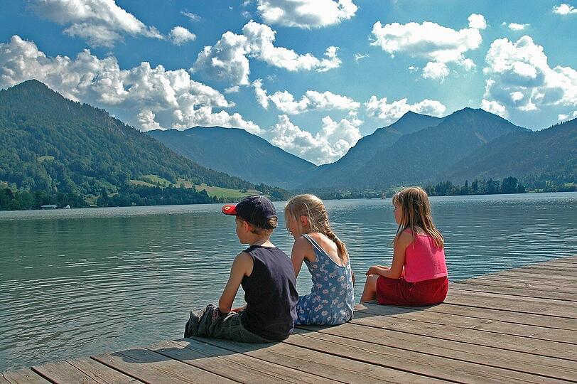 Sommerfrische am Schliersee
Beschreibung: Natürlich ist die viel befahrene Straße am Nordufer des Schliersee nicht direkt idyllisch. Aber trotzdem hat sich der See an immer noch ziemlich vielen Flecken einen sanften Sommerfrische-Charme erhalten. Das gilt sowohl für ufernahe Bereiche des Ortes Schliersee. Aber vor allem fürs Südufer, wo langgezogene Liegeflächen, ein Grillplatz oder ein witziger Fitness-Parcours zu finden sind.

Charakteristik: Der See ohne die nervigen Begleiterscheinungen von zu viel Geld und Protz wie am Tegernsee.
Erreichbarkeit: Mit der Bayerischen Oberlandbahn im Stundentakt. Mit dem Auto hängt man am Wochenende oft schon lange vor Schliersee im Stau.

Verpflegung: Die gibt es reichlich und in den unterschiedlichsten Formen. Kernig und gut ist es in der Rixner-Alm am Südufer, am Ostufer lockt ein Kiosk mit gutem Abendlicht. Dann gibt es das Strandbad mit Freiluft-Lokal &ndash; und im Ort jede Menge Restaurants. Wer mag, kann sich von der Fähre auf die Insel bringen lassen &ndash; auch dort kann man schön einkehren.

Wasserqualität: gut, 16 Grad.