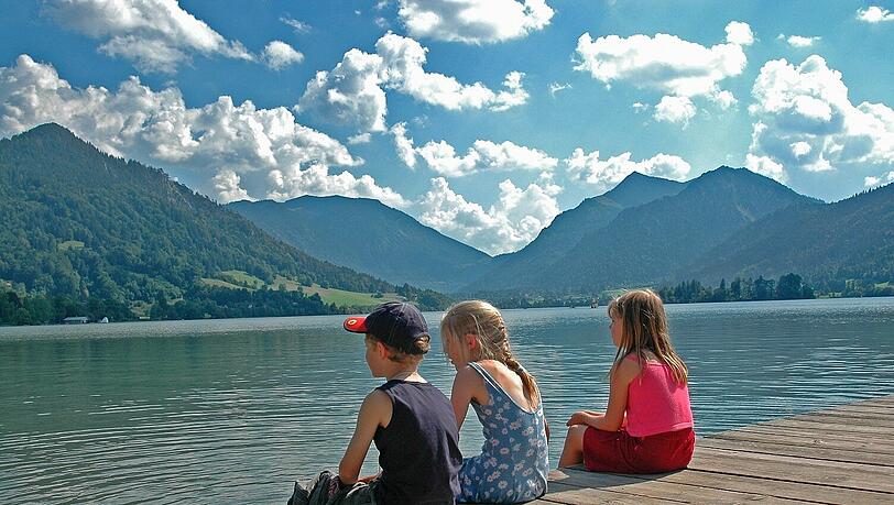 Sommerfrische am Schliersee
Beschreibung: Natürlich ist die viel befahrene Straße am Nordufer des Schliersee nicht direkt idyllisch. Aber trotzdem hat sich der See an immer noch ziemlich vielen Flecken einen sanften Sommerfrische-Charme erhalten. Das gilt sowohl für ufernahe Bereiche des Ortes Schliersee. Aber vor allem fürs Südufer, wo langgezogene Liegeflächen, ein Grillplatz oder ein witziger Fitness-Parcours zu finden sind.
Charakteristik: Der See ohne die nervigen Begleiterscheinungen von zu viel Geld und Protz wie am Tegernsee.
Erreichbarkeit: Mit der Bayerischen Oberlandbahn im Stundentakt. Mit dem Auto hängt man am Wochenende oft schon lange vor Schliersee im Stau.
Verpflegung: Die gibt es reichlich und in den unterschiedlichsten Formen. Kernig und gut ist es in der Rixner-Alm am Südufer, am Ostufer lockt ein Kiosk mit gutem Abendlicht. Dann gibt es das Strandbad mit Freiluft-Lokal – und im Ort jede Menge Restaurants. Wer mag, kann sich von der Fähre auf die Insel bringen lassen – auch dort kann man schön einkehren.
Wasserqualität: gut, 16 Grad. Sommerfrische am Schliersee
Beschreibung: Natürlich ist die viel befahrene Straße am Nordufer des Schliersee nicht direkt idyllisch. Aber trotzdem hat sich der See an immer noch ziemlich vielen Flecken einen sanften Sommerfrische-Charme erhalten. Das gilt sowohl für ufernahe Bereiche des Ortes Schliersee. Aber vor allem fürs Südufer, wo langgezogene Liegeflächen, ein Grillplatz oder ein witziger Fitness-Parcours zu finden sind.
Charakteristik: Der See ohne die nervigen Begleiterscheinungen von zu viel Geld und Protz wie am Tegernsee.
Erreichbarkeit: Mit der Bayerischen Oberlandbahn im Stundentakt. Mit dem Auto hängt man am Wochenende oft schon lange vor Schliersee im Stau.
Verpflegung: Die gibt es reichlich und in den unterschiedlichsten Formen. Kernig und gut ist es in der Rixner-Alm am Südufer, am Ostufer lockt ein Kiosk mit gutem Abendlicht. Dann gibt es das Strandbad mit Freiluft-Lokal – und im Ort jede Menge Restaurants. Wer mag, kann sich von der Fähre auf die Insel bringen lassen – auch dort kann man schön einkehren.
Wasserqualität: gut, 16 Grad.