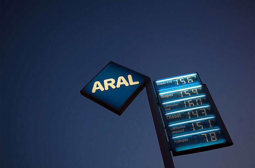 Die Spritpreise sinken, die Tankstellen freuen sich. Der Aral-Kraftstoffabsatz legte allein im vierten Quartal 2014 um rund drei Prozent zu.