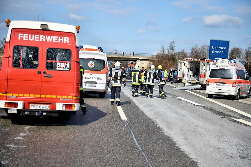 Am Freitag kam es auf der A8 zu einem folgen schweren Unfall eines Porsche-Fahrers.