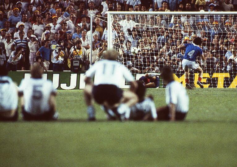 WM-Halbfinale 1982: Frankreichs Bossis scheitert an Toni Schumacher, Deutschland siegt 8:7 nach Elfmeterschießen.