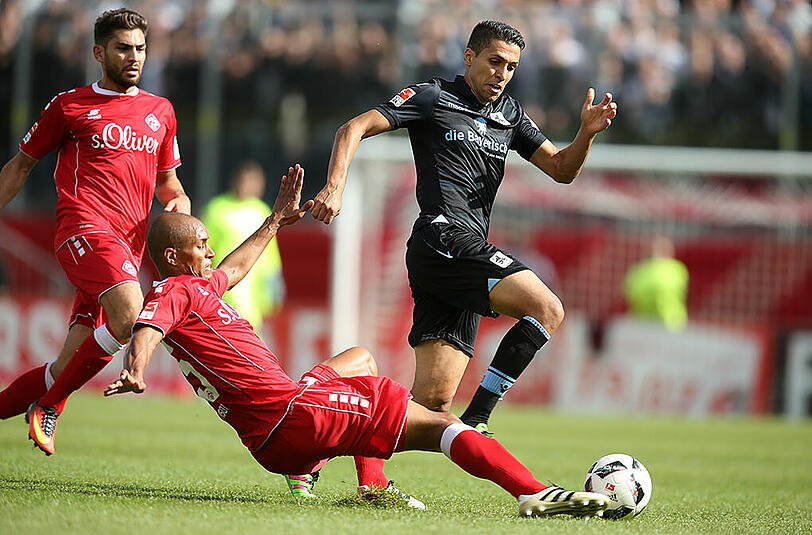 KARIM MATMOUR: NOTE 5 - Erst untergetaucht, dann abgehoben: Sein missglückter Seitfallzieher blieb aber seine einzig nennenswerte Aktion. Deutlich zu wenig.