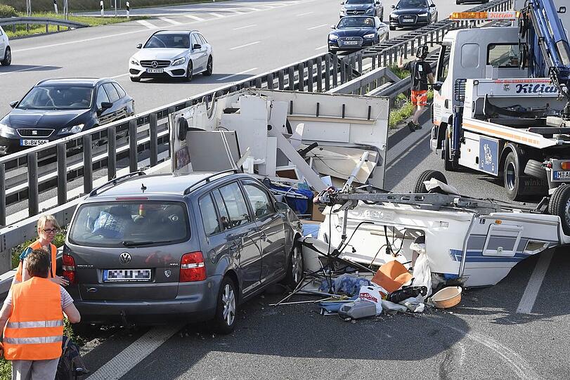 Die Bilder vom dramatischen Wohnwagen-Unfall bei Garching.