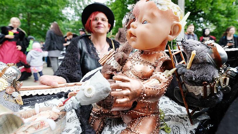 Eine Teilnehmerin aus Herthen hat zum "Victorianischen Picknick" eine gruselige Puppe in einem Kinderwagen mitgebracht.