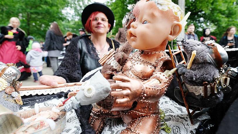 Eine Teilnehmerin aus Herthen hat zum "Victorianischen Picknick" eine gruselige Puppe in einem Kinderwagen mitgebracht. Eine Teilnehmerin aus Herthen hat zum "Victorianischen Picknick" eine gruselige Puppe in einem Kinderwagen mitgebracht.