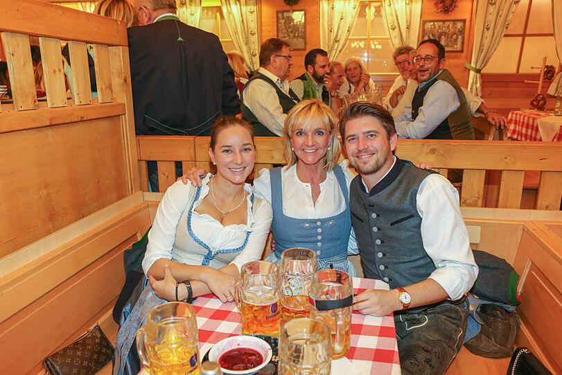 Feierten in der Box im Schützenfestzelt: Christa Kinshofer mit Tochter Alexandra und Schwiegersohn Daniel Donath.