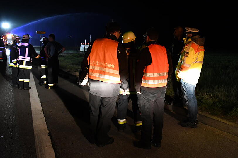 In Ergoldsbach sind nach einem Traktor-Unfall rund 3.000 Liter Pflanzenschutzmittel in einen kleinen Bach geflossen - acht Einsatzkräfte klagten im Anschluss über Beschwerden.