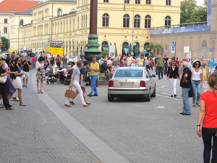 Das Fahrverbot ist ihm egal - der Fahrer eines VW Passat fährt am Samstag gemütlich an Radlern und Fußgängern vorbei - und holt sogar noch jemanden ab.