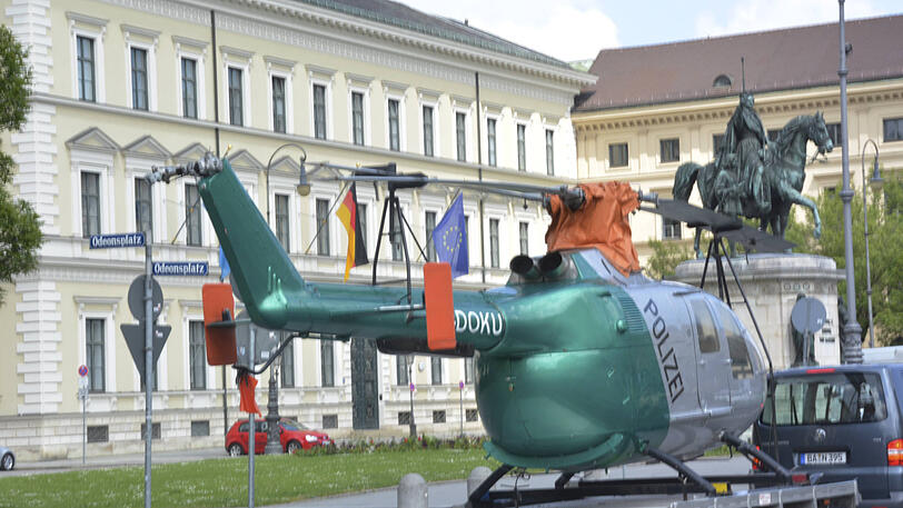 Ein Polizeihubschrauber steht während eines Straßenfestes in der Münchner Ludwigstraße. Um die Verlegung der Staffel vom Flughafen nach Oberschleißheim gibt es Differenzen.