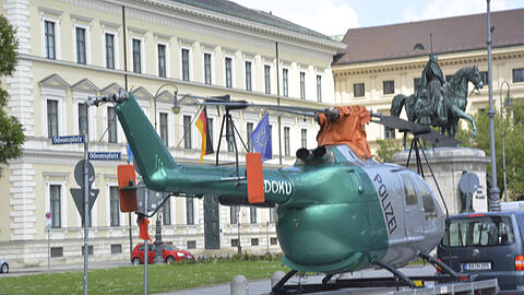 Ein Polizeihubschrauber steht während eines Straßenfestes in der Münchner Ludwigstraße. Um die Verlegung der Staffel vom Flughafen nach Oberschleißheim gibt es Differenzen.