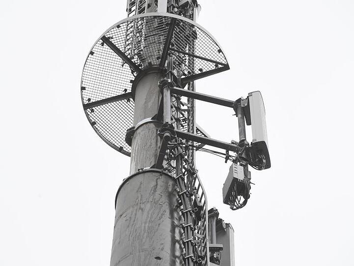 Mobilfunkantennen den Mobilfunkstandard 5G sind an einem Mobilfunkmast angebracht.