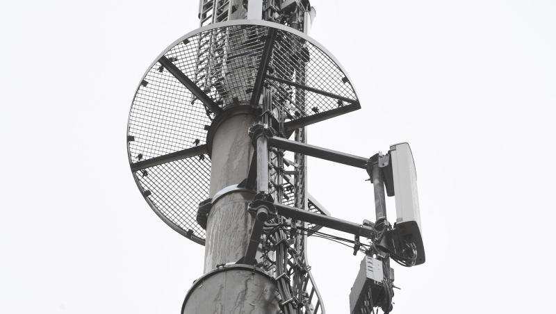 Mobilfunkantennen den Mobilfunkstandard 5G sind an einem Mobilfunkmast angebracht. Mobilfunkantennen den Mobilfunkstandard 5G sind an einem Mobilfunkmast angebracht.