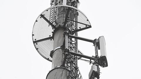 Mobilfunkantennen den Mobilfunkstandard 5G sind an einem Mobilfunkmast angebracht.