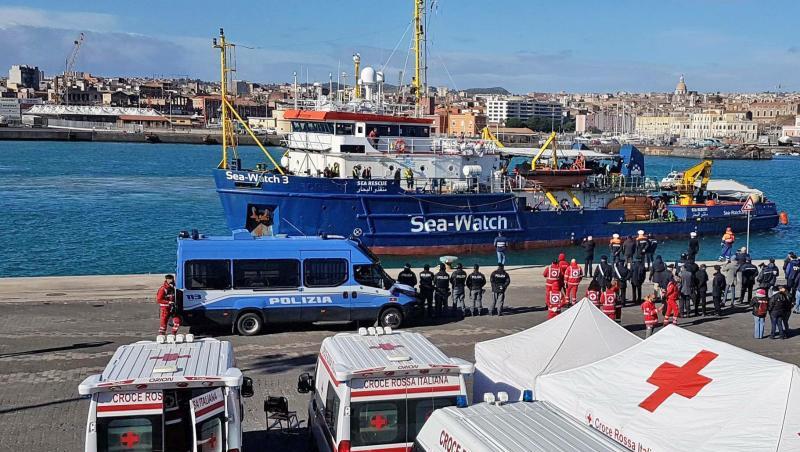 Das Rettungsschiff "Sea-Watch" bei der Ankunft in Catania. Das Rettungsschiff "Sea-Watch" bei der Ankunft in Catania.
