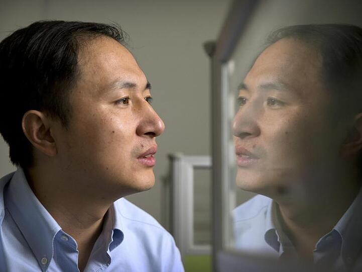 Der chinesische Wissenschaftler He Jiankui in seinem Labor.