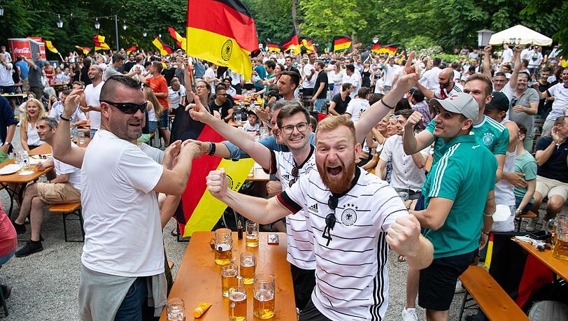 Ein Hauch Sommermärchen: Deutsche Fans im Biergarten Ein Hauch Sommermärchen: Deutsche Fans im Biergarten