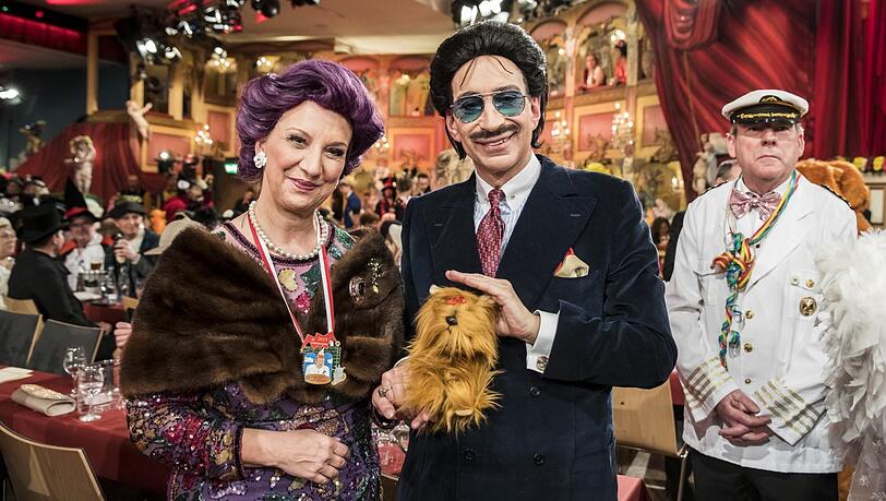 Birgit Spanner-Ulmer (links), die Technik-Direktorin des BR und der mittlerweile mit goldenem Handschlag verabschiedete Fernsehdirektor Reinhard Scolik als Else und Rudolph Moshammer beim Frankenfasching.