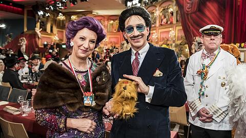 Birgit Spanner-Ulmer (links), die Technik-Direktorin des BR und der mittlerweile mit goldenem Handschlag verabschiedete Fernsehdirektor Reinhard Scolik als Else und Rudolph Moshammer beim Frankenfasching.