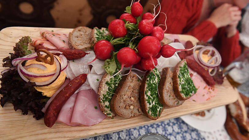 Eine Brotzeitplatte auf der Wiesn – freilich recht fleischlastig.