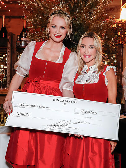 Franziska Knuppe und Gastgeberin Kinga Mathe freuten sich über eine hohe Spendensumme.