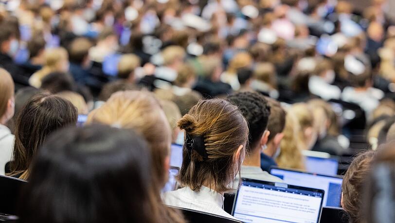 2024 wurden laut eines Studienkredittests nur noch knapp 13.000 neue Verträge abgeschlossen. (Symbolbild)