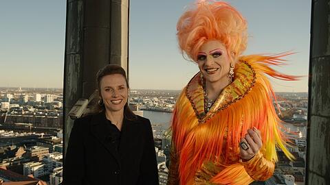 "Olivia": Gemeinsam mit einer jungen Pastorin (Karin Hanczewski) darf Olivia Jones (Johannes Hegemann, r.) auf dem Hamburger Michel als erste Dragqueen das "Wort zum Sonntag" in der ARD ansagen.