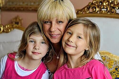 Mutter Eva mit ihren Zwillingen Mariella und Lorena.