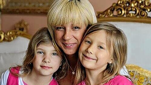 Mutter Eva mit ihren Zwillingen Mariella und Lorena. Mutter Eva mit ihren Zwillingen Mariella und Lorena.
