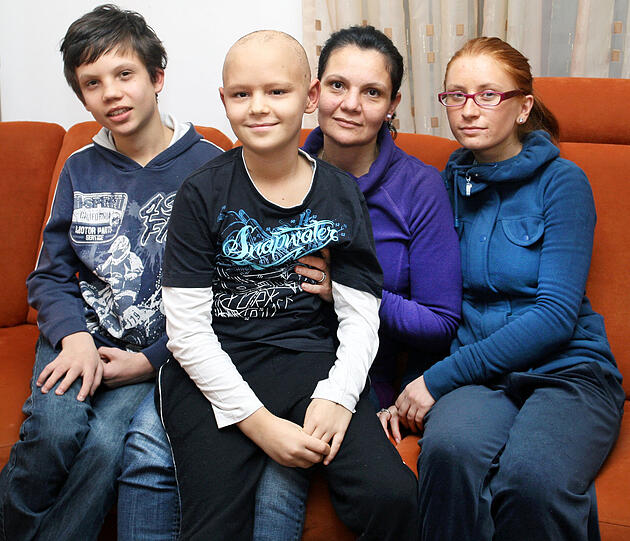 Eine Familie, die zusammenhält: Benjamin (12), Ivan (10) auf dem Schoß seiner Mama Katarina und daneben Ema, die Frau von Ivans ältestem Bruder Denis.