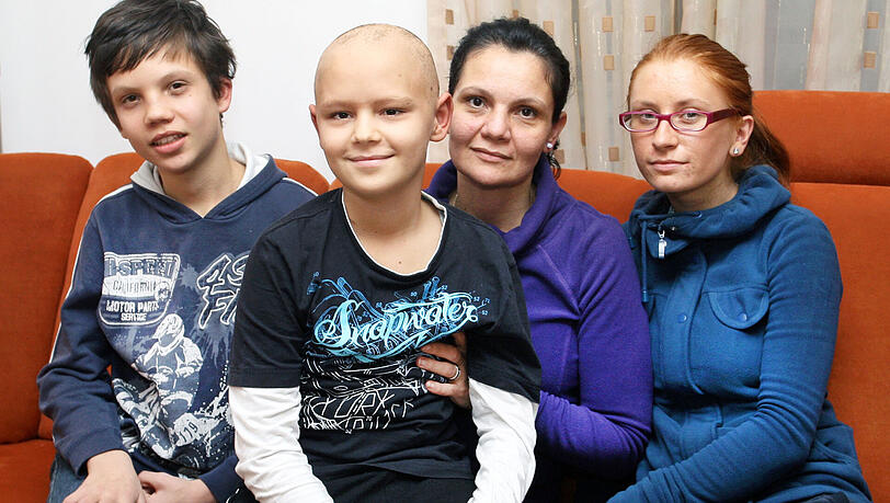 Eine Familie, die zusammenhält: Benjamin (12), Ivan (10) auf dem Schoß seiner Mama Katarina und daneben Ema, die Frau von Ivans ältestem Bruder Denis. Eine Familie, die zusammenhält: Benjamin (12), Ivan (10) auf dem Schoß seiner Mama Katarina und daneben Ema, die Frau von Ivans ältestem Bruder Denis.
