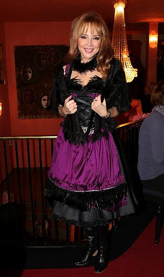 Schauspielkollegin Cornelia Corba kommt in einer Art Dirndl im Saloon-Style - Geschmackssache.