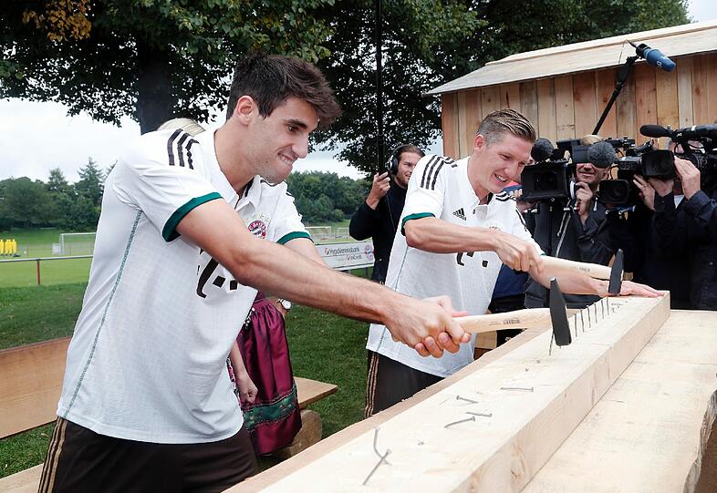 Das neue Wiesn-Trikot des FC Bayern für das Oktoberfest 2013: Die Bilder von der offiziellen Präsentation